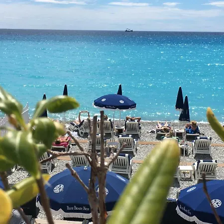 Climatise A Cote De Negresco Et Bord De *